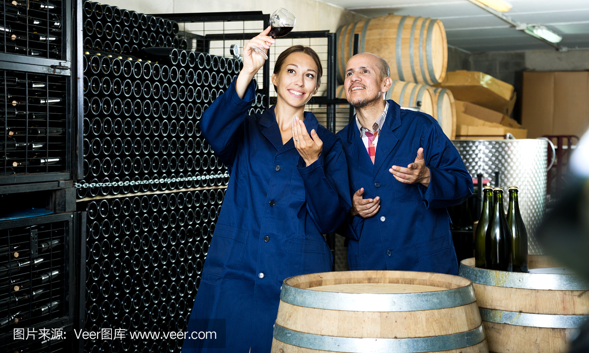 兩個(gè)釀酒廠的工人拿著酒杯